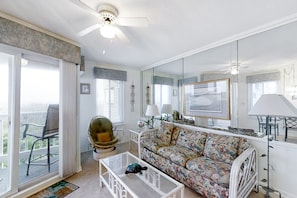 TV - Oceanfront, 2nd-floor condo with balcony, shared pools/hot tub/tennis (Atlantic Beach)