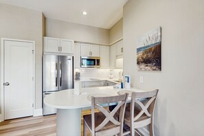 Réfrigérateur, four à micro-ondes, surface de cuisson, grille-pain