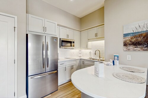 Snow-bird friendly coastal condo near harbor with private balcony