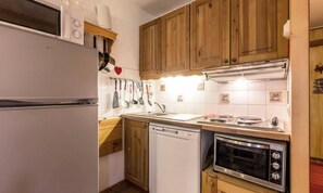 Lemari es, microwave, oven, dan mesin pencuci piring