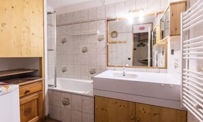 Towels - Lauziere Above 12 (Les Avanchers-Valmorel)