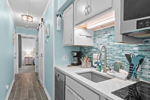 Fridge, microwave, stovetop, dishwasher - Oceanfront top-floor condo with panoramic views, hot tubs, pool, golf, tennis (Atlantic Beach)
