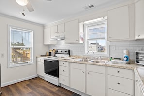 Kjøleskap, mikrobølgeovn, ovn og kokeplater