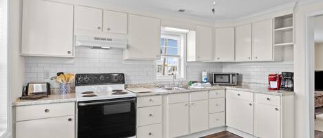 Frigorifero, microonde, forno, piano cottura