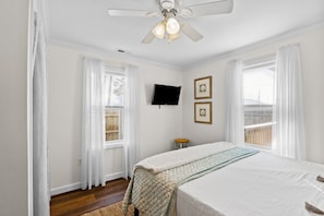 2 soverom, skrivebord, strykejern/-brett og wi-fi (inkludert)