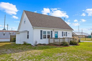 Exterior - RG & Carole's Place: Updated beach cottage with enclosed patio, 2 decks, grill, AC, & W/D (Atlantic Beach)