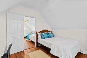 2 bedrooms, desk, iron/ironing board, free WiFi - RG & Carole's Place: Updated beach cottage with enclosed patio, 2 decks, grill, AC, & W/D (Atlantic Beach)