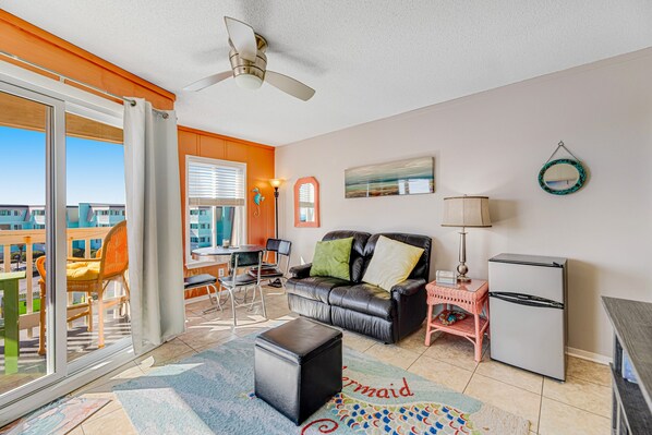 TV - Beachfront condo with indoor/outdoor pools, hot tubs, waterslide, & putt-putt (Atlantic Beach)