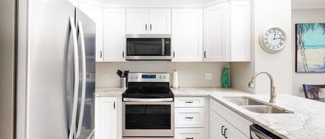 ثلاجة، ميكروويف، فرن، موقد طهي مسطح