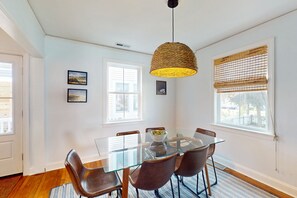 Dining - Dog-friendly cottage across from the water in a walkable neighborhood (Beaufort)