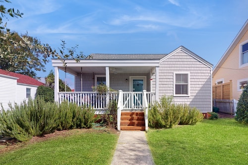 Dog-friendly cottage across from the water in a walkable neighborhood
