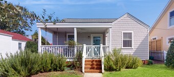 Dog-friendly cottage across from the water in a walkable neighborhood