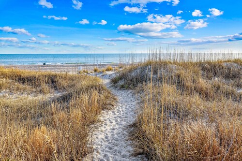 Ocean front Condo with ocean views, beach access & shared pool
