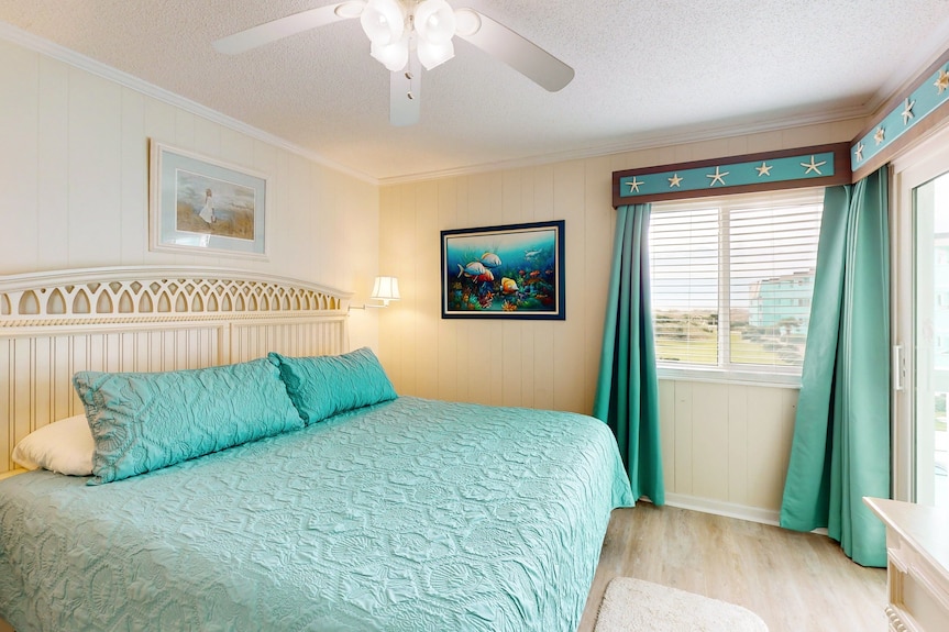 Second-floor, Ocean View Condo With Balcony, Wifi, Washer/dryer & Shared Pool - Morehead City, NC