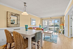 TV, DVD-spiller, bordtennis og bøker