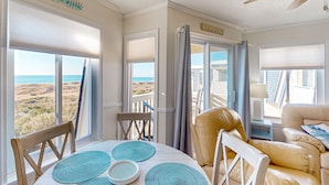 Ein Zimmer mit Blick auf den Strand, einem Deckenventilator und einem Schild mit der Aufschrift 'Untergeschoss der Strand.'