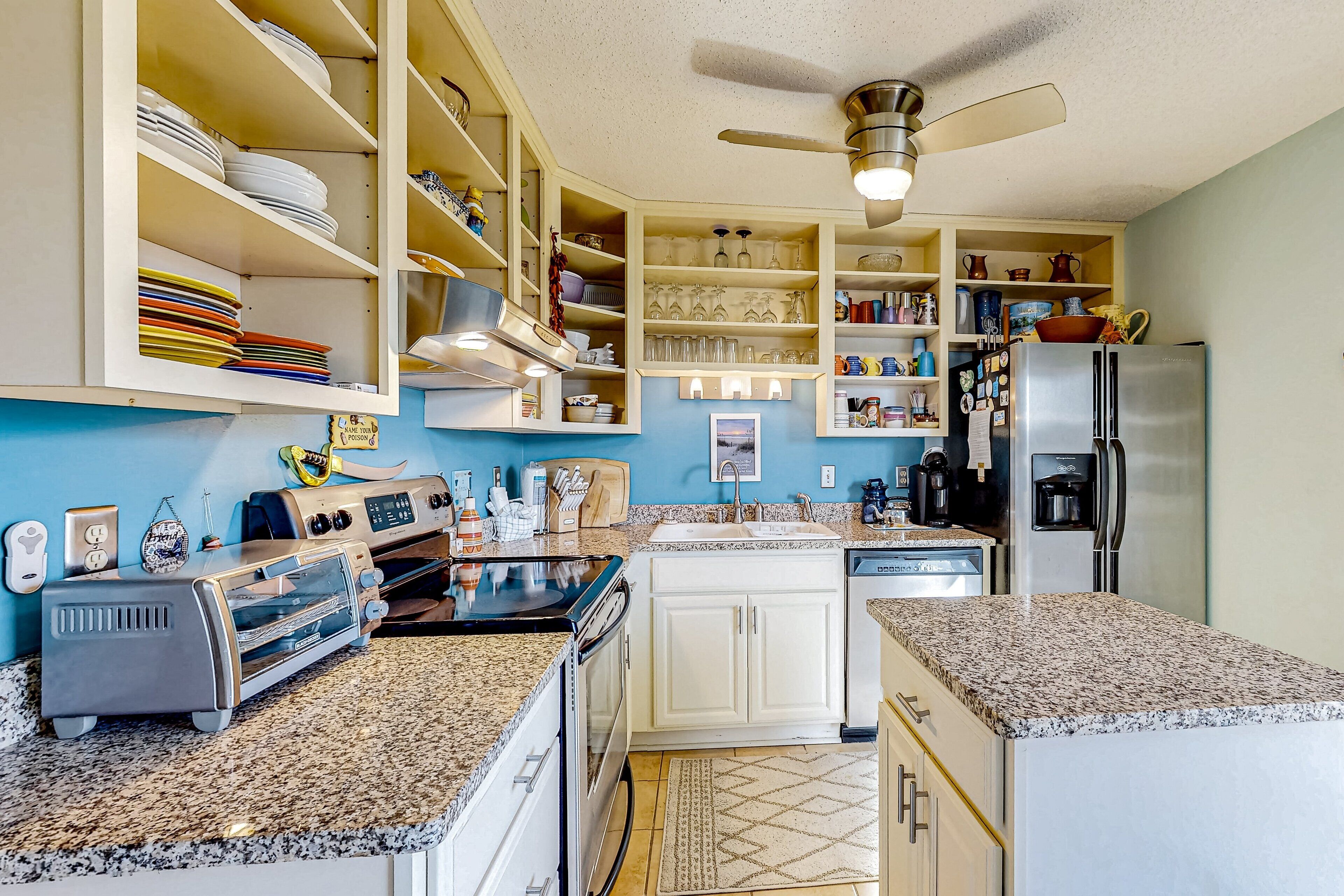 Geladeira, micro-ondas, fogão, cooktop