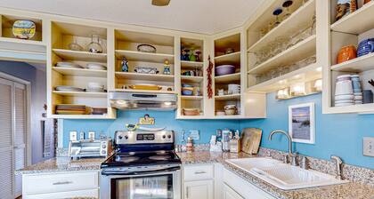 Crystal Coast Charmer: Dog-friendly, walk to the beach!