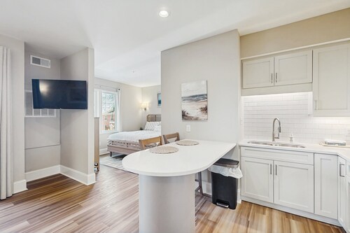 Snow-bird friendly coastal condo near harbor with private balcony