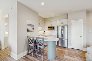 Réfrigérateur, four à micro-ondes, un four, surface de cuisson