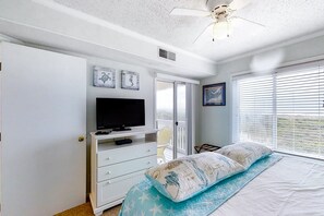 2 bedrooms, iron/ironing board, free WiFi, bed sheets - Oceanfront, 2nd-Floor Condo with Balcony, WiFi & Shared Pools/Hot Tub/Tennis (Atlantic Beach)