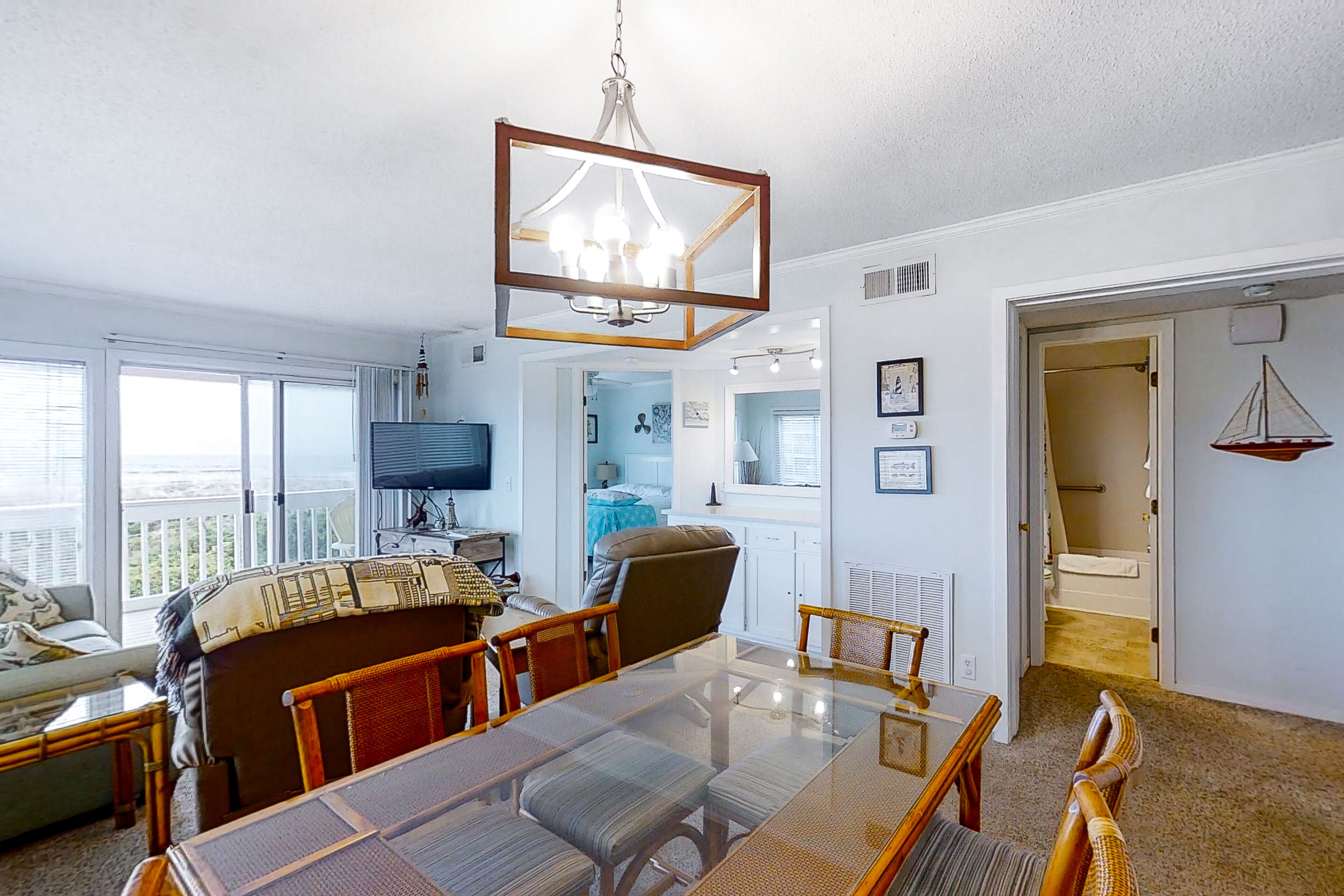 Télévision, lecteur de DVD, table de tennis de table