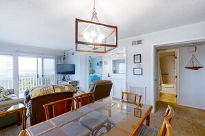 Televisión, reproductor de DVD y tenis de mesa 