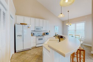 Een koelkast, een magnetron, een oven, een kookplaat