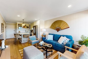 TV - Charming ocean view condo with open layout, balcony, pool, W/D, AC, & internet (Atlantic Beach)