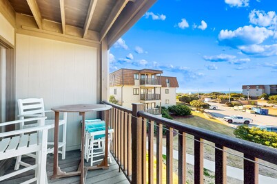 Charming ocean view condo with open layout, balcony, pool, W/D, AC, & internet