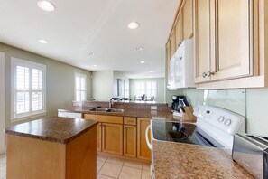 Kjøleskap, mikrobølgeovn, ovn og kokeplater