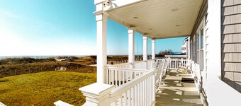 Kellum Cottage: Spacious oceanfront home, large deck, beach access