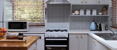 Mikrowelle, Ofen, Herdplatte, Geschirrspüler