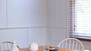 A dining table with a pitcher, a glass of water, and a plate with fruit. - Pear Tree Cottage - Apollo Bay (Apollo Bay)