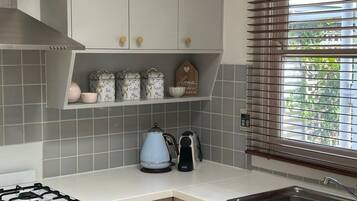 Een microgolfoven, een oven, een kookplaat, een vaatwasser