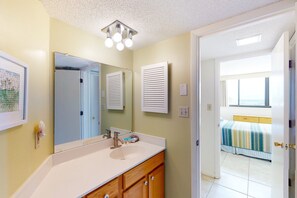 Chuveiro, toalhas de banho