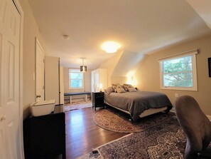 4 makuuhuonetta, työpöytä, silitysrauta/-lauta, internet