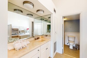 Een douche, handdoeken