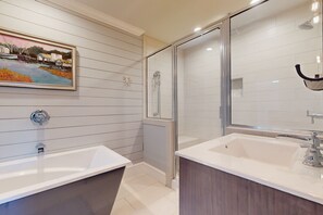 Douche, séchoir à cheveux, serviettes fournies