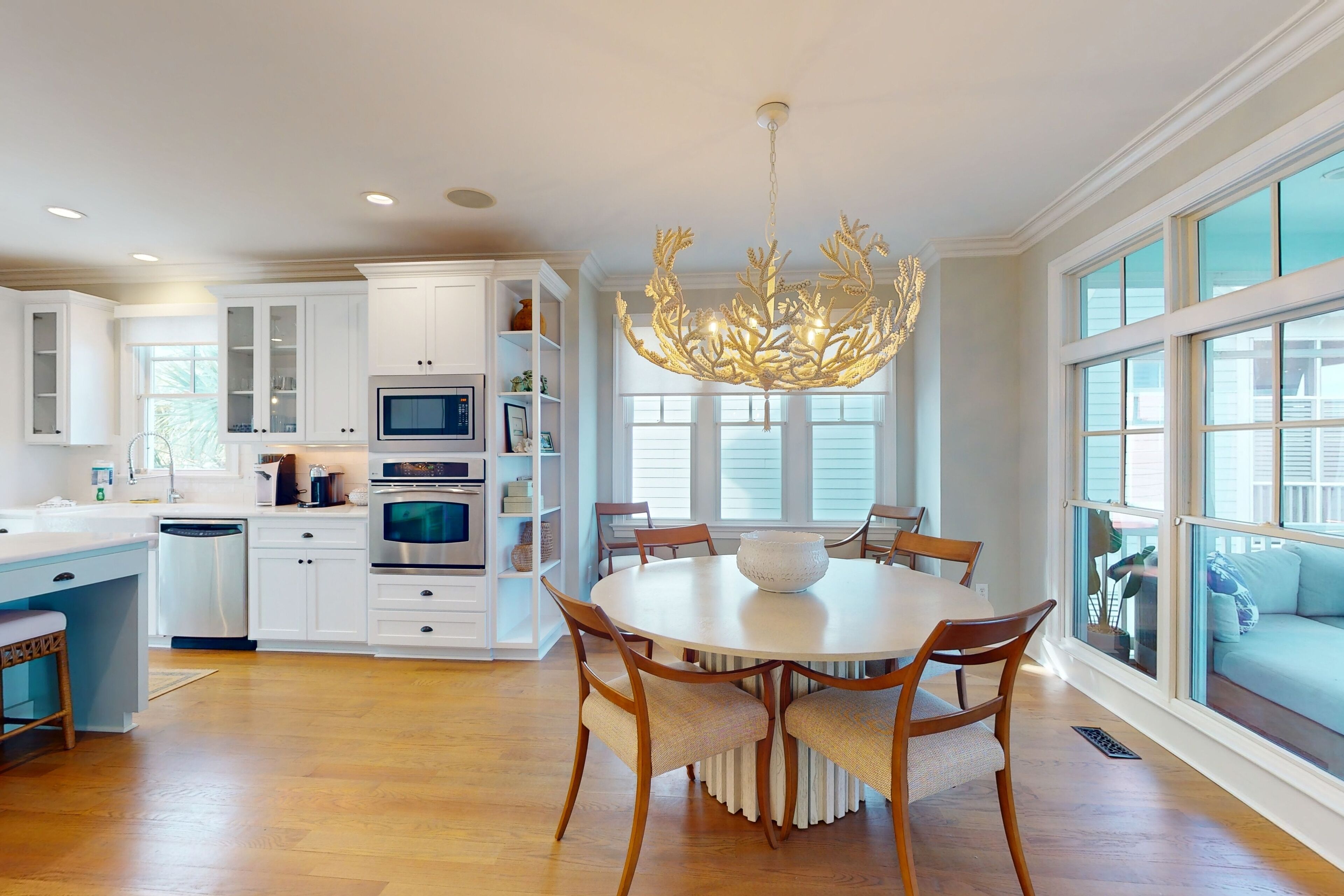 ثلاجة، ميكروويف، فرن، موقد طهي مسطح