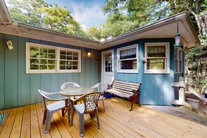 Outdoor dining - Pine Knoll Nest | House in Pine Knoll Shores (Pine Knoll Shores)