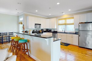 Kjøleskap, mikrobølgeovn, ovn og kokeplater