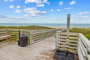 Property grounds - Cheery coastal condo with balcony, AC, W/D, 2 pools, grills, & beach access (Atlantic Beach)