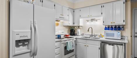 Een koelkast, een microgolfoven, een oven, een kookplaat