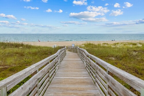 Cheery coastal condo with balcony, AC, W/D, 2 pools, grills, & beach access