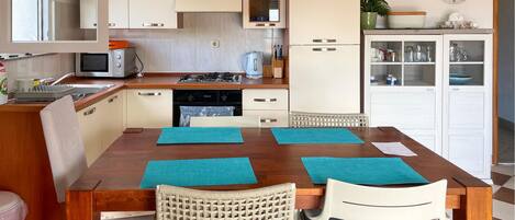 ثلاجة، فرن، موقد طهي مسطح، ماكينة لصنع القهوة/الشاي