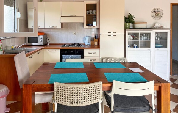 Fridge, oven, stovetop, coffee/tea maker - Nice apartment in Maslenica with WiFi (Maslenica)