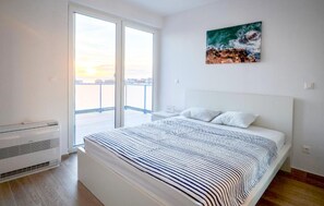 5 bedrooms, free WiFi - Amazing home in Privlaka with sauna (Privlaka)