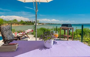 Outdoor dining - Lovely home in Privlaka (Privlaka)