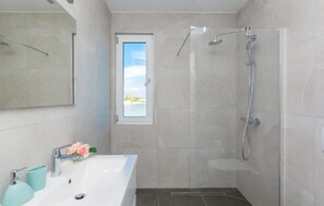 Shower, hair dryer - Lovely home in Privlaka (Privlaka)